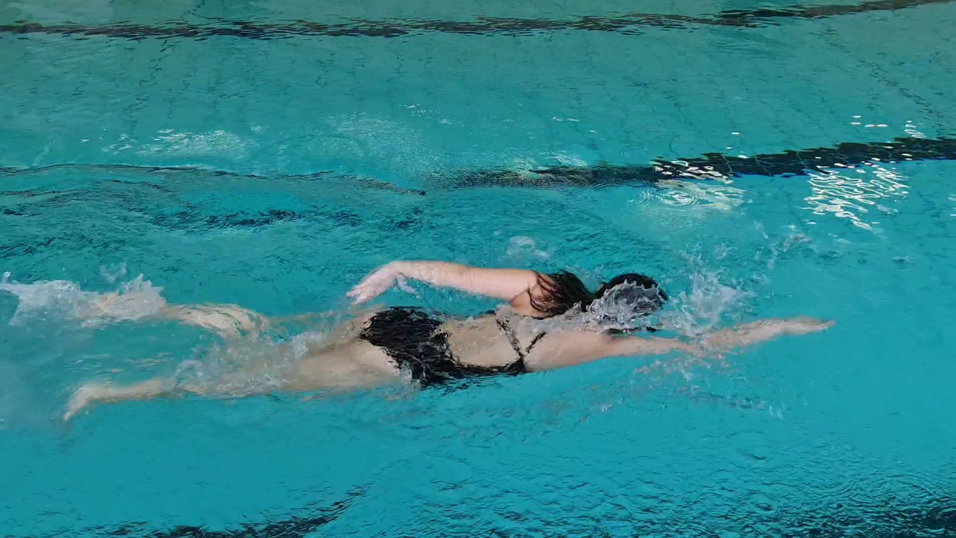 Delfino Schwimmschule Pelin - Schwimmschülerin beim Kraulen