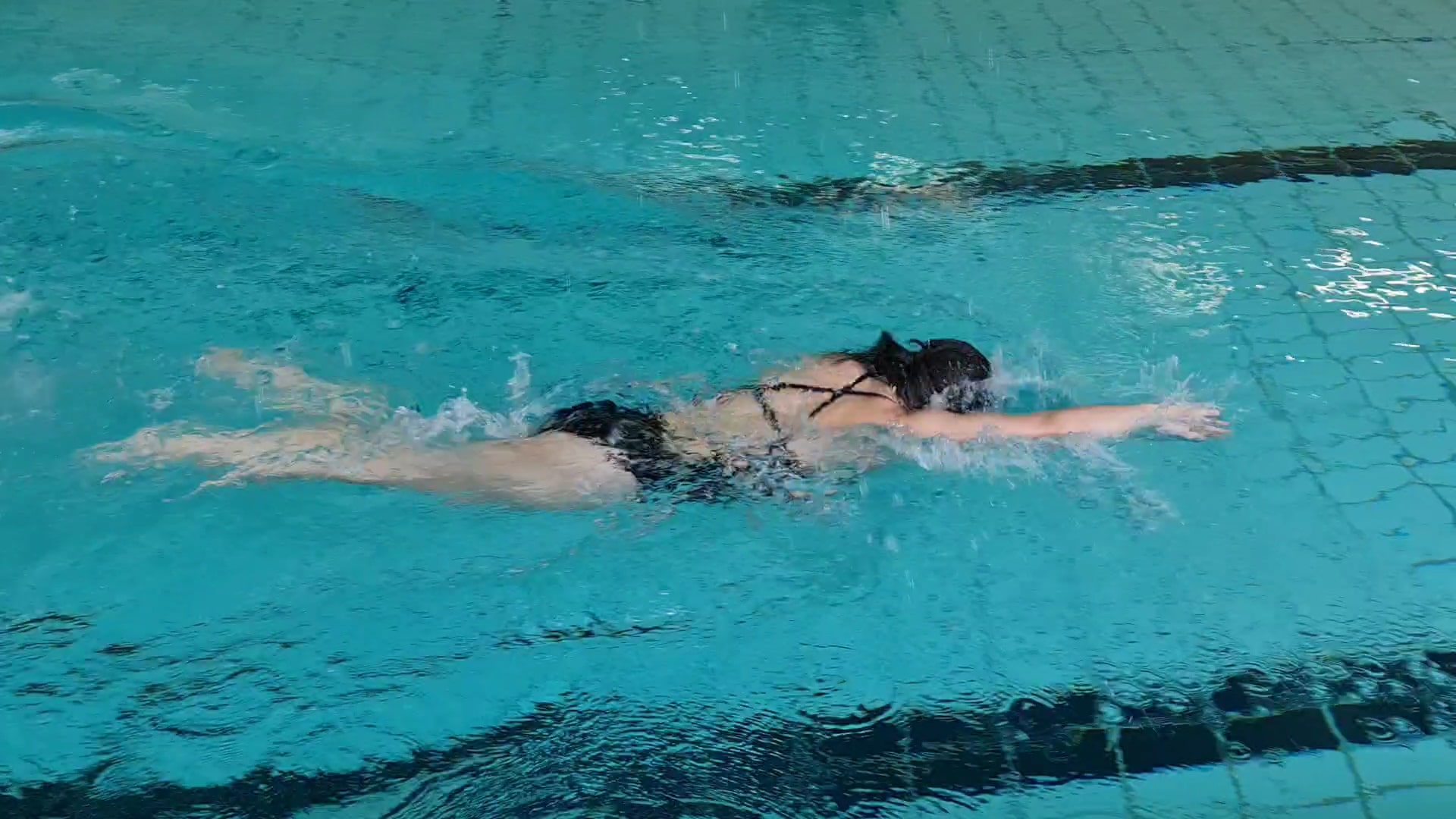 Delfino Schwimmschule Pelin - Schwimmschülerin beim Kraulen