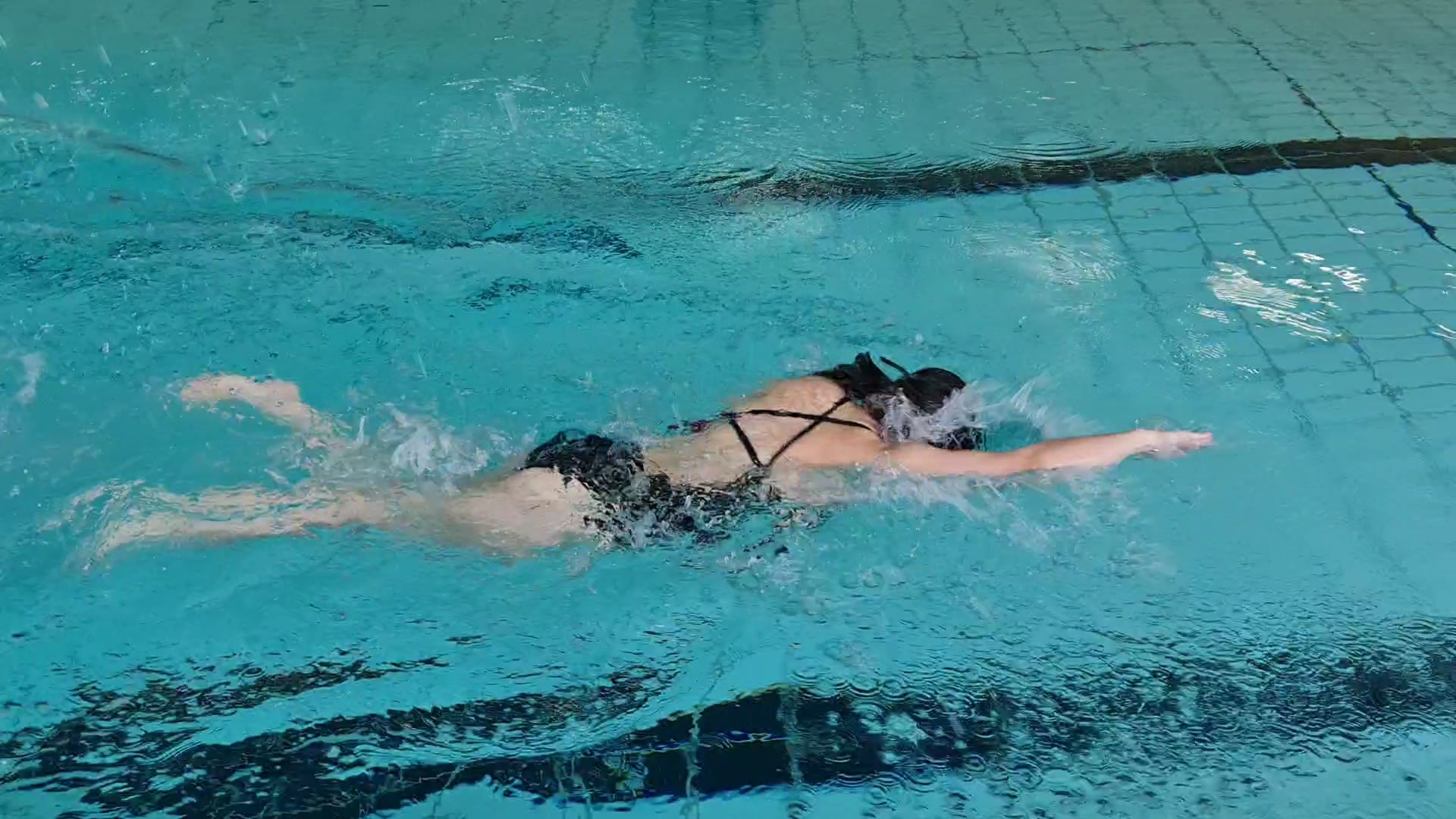 Delfino Schwimmschule Pelin - Schwimmschülerin beim Kraulen